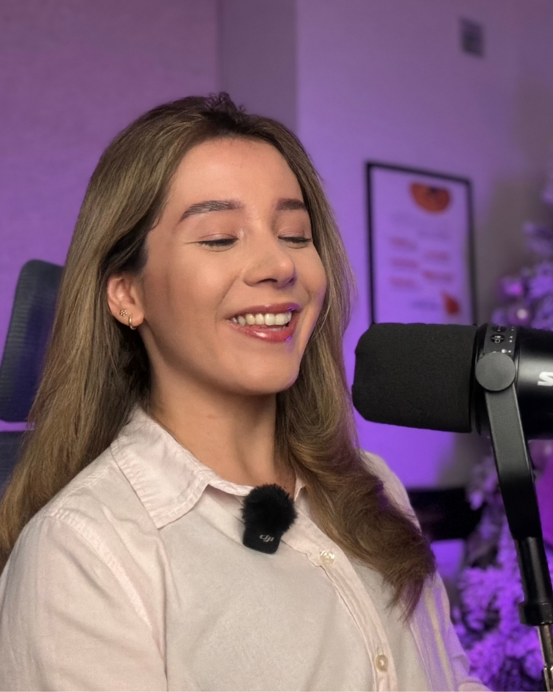 Teacher Alexandra grabando una lección de inglés