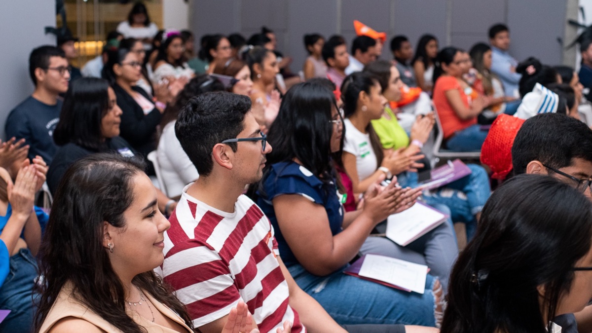 Estudiantes participando en una experiencia de aprendizaje