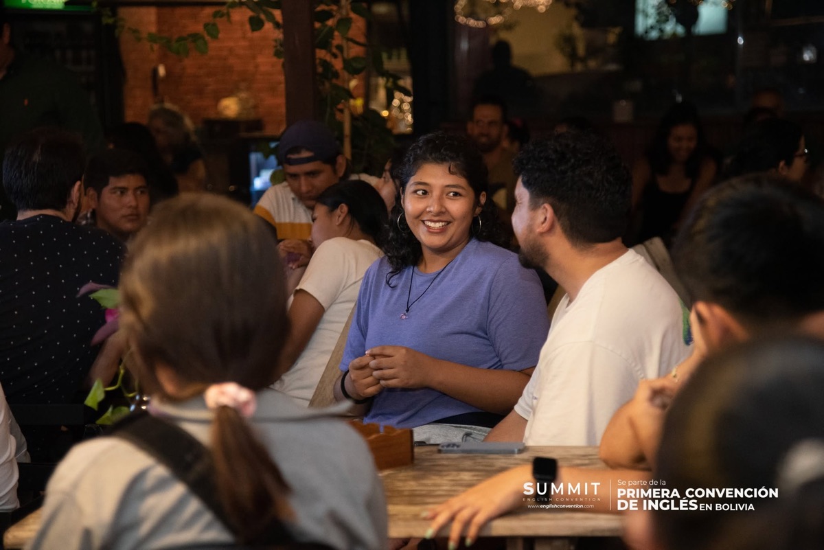 Alumnos compartiendo durante una actividad