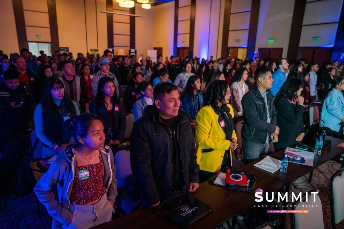 Comunidad de estudiantes reunida en un evento educativo