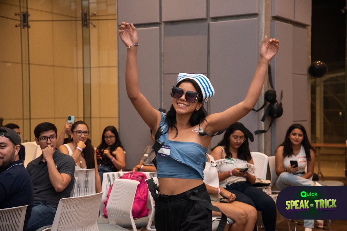 Estudiante celebrando durante una dinámica