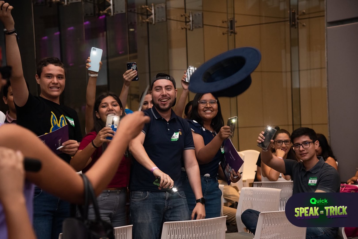 Estudiantes participando juntos en una dinámica