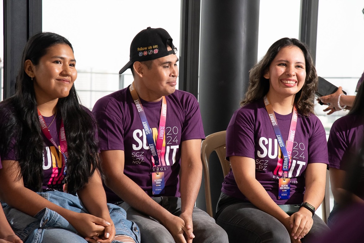 Estudiantes participando en una conferencia
