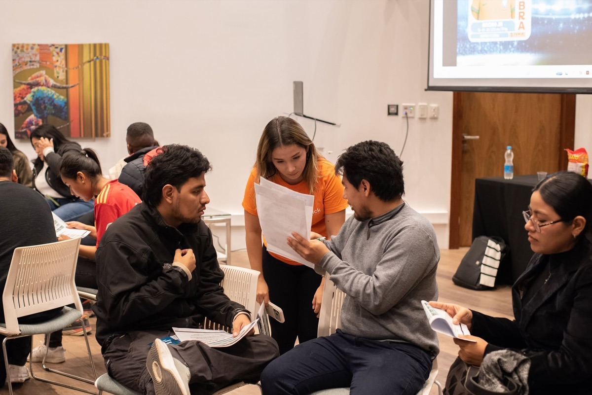 Estudiantes recibiendo acompañamiento durante una práctica