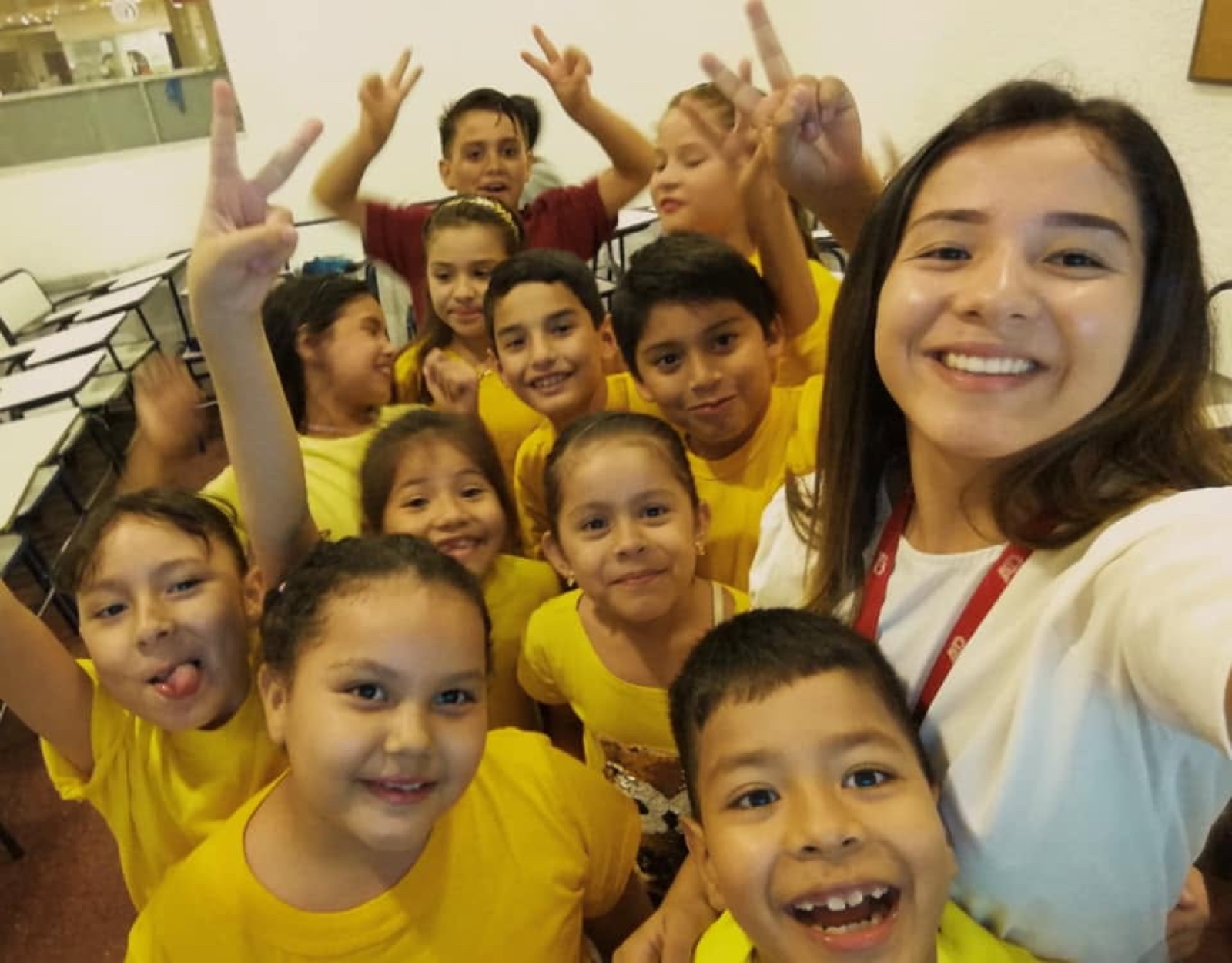 Alexandra compartiendo con sus estudiantes de inglés