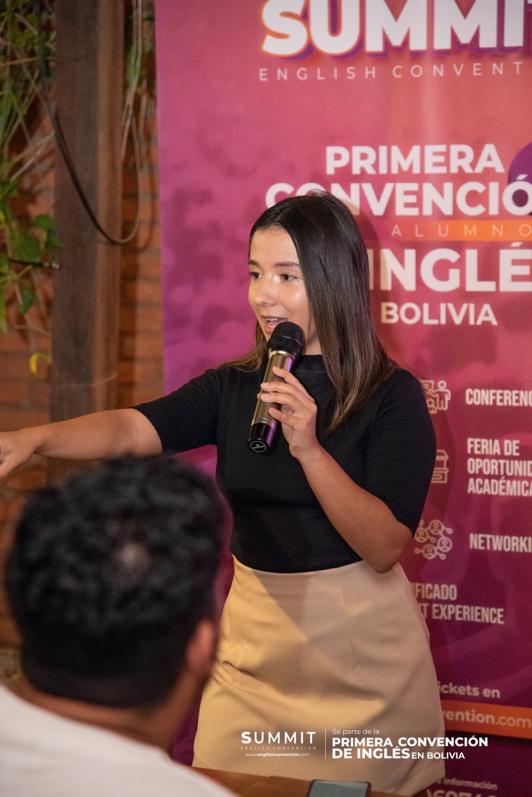 Alexandra enseñando durante una convención de inglés