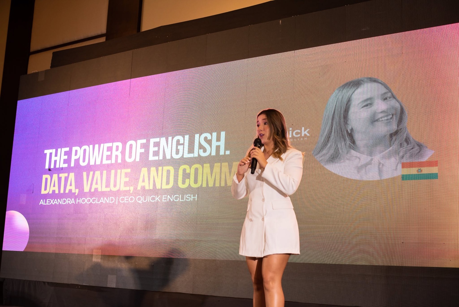 Alexandra dando una conferencia sobre el poder del inglés