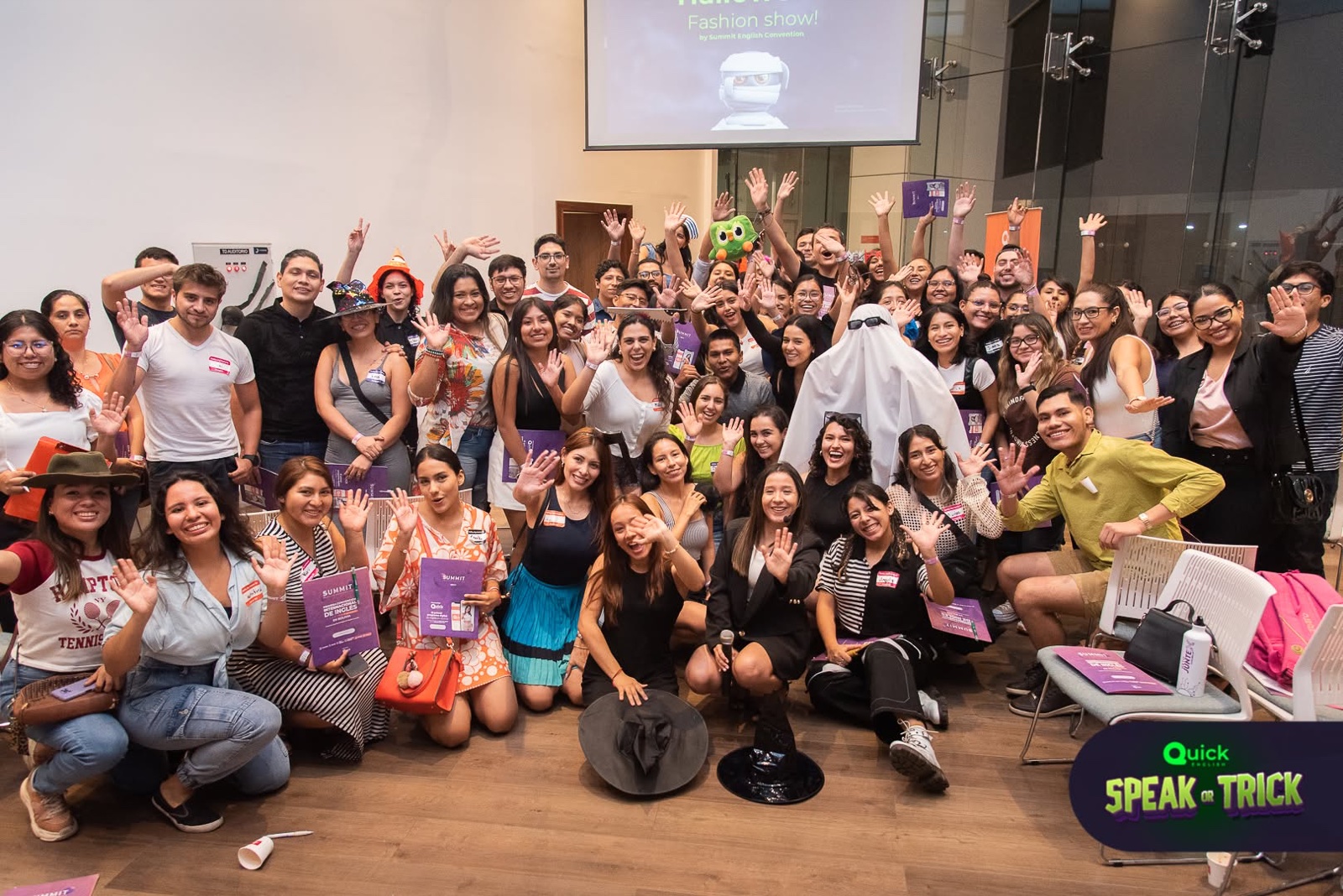 Comunidad reunida en un taller de inglés
