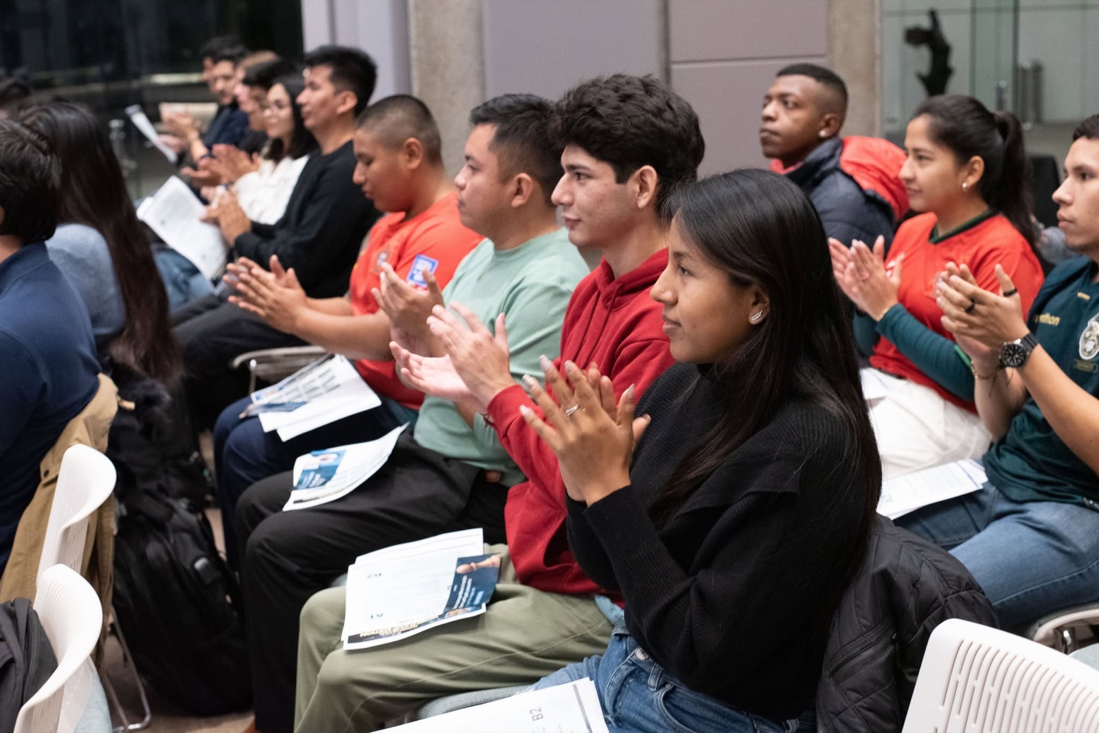 Estudiantes participando en una experiencia de aprendizaje