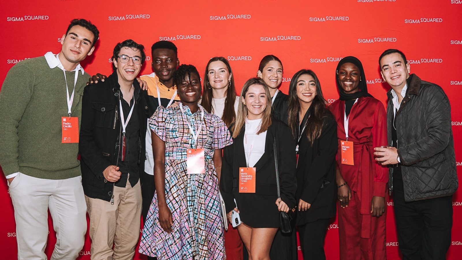 Alexandra junto a una comunidad internacional de jóvenes líderes